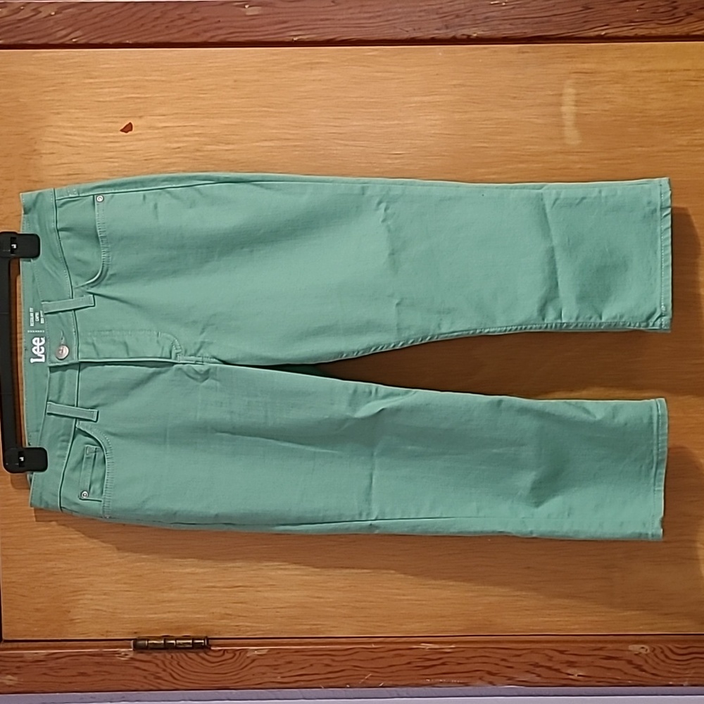 Lee Regular Fit Capri Mid Rise NWOT